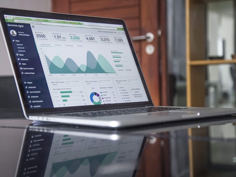 Real-time financial dashboard on a laptop — monthly bookkeeping and reconciliation